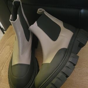 La CANADIENNE Black and Beige/taupe Ankle Boots